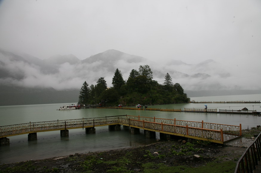 大雨中的神湖——巴松措.jpg