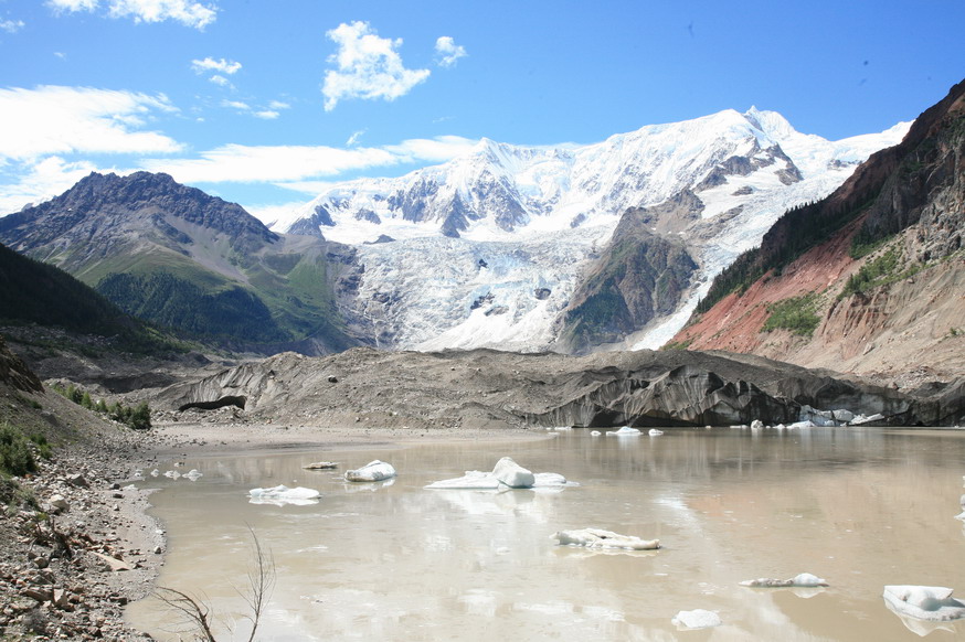 世界海拔最低的冰川—米堆冰川.jpg