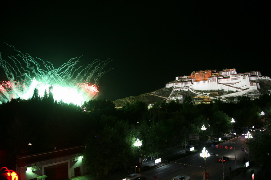 新华宾馆观景台拍的布达拉宫夜景－雪顿节之夜－2.jpg
