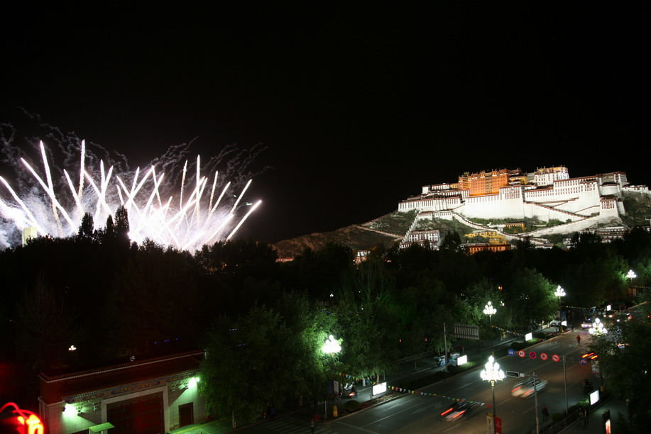 新华宾馆观景台拍的布达拉宫夜景－雪顿节之夜－3.jpg