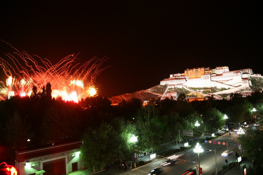 新华宾馆观景台拍的布达拉宫夜景－雪顿节之夜－1.jpg