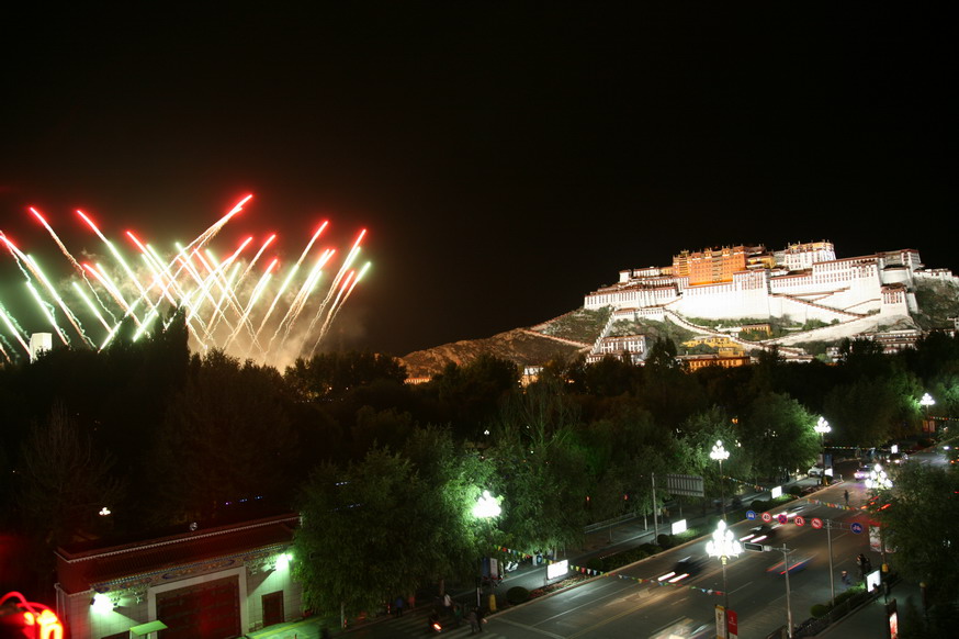 新华宾馆观景台拍的布达拉宫夜景－雪顿节之夜.jpg