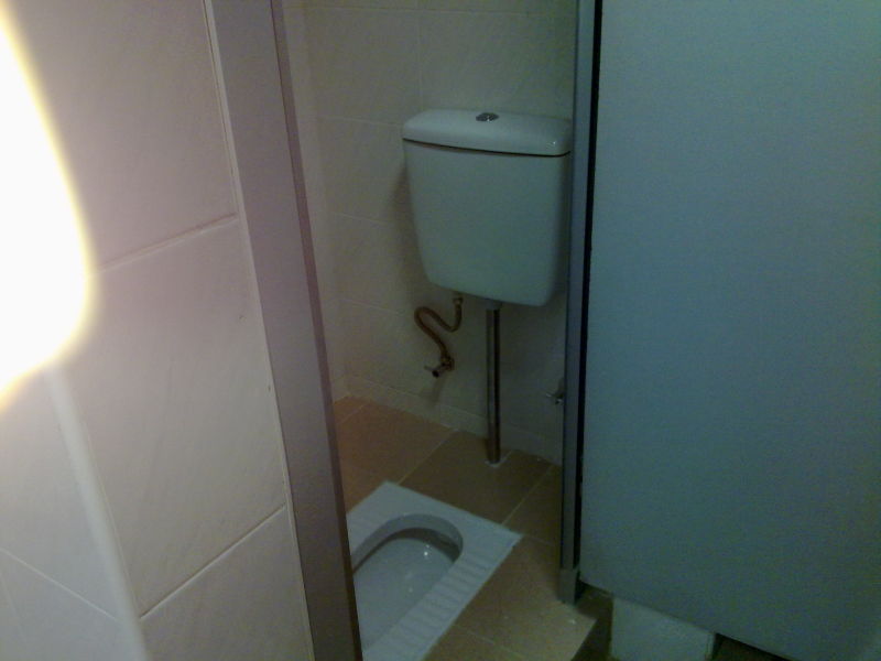 学生宿舍厕所.jpg