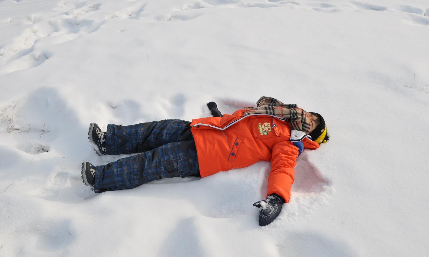 享受躺在雪地里的感觉.JPG