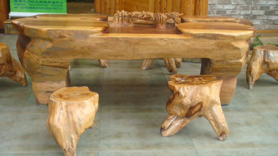 生态饭店门口的木雕桌.jpg