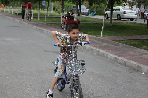 骑自行车的孩子.JPG