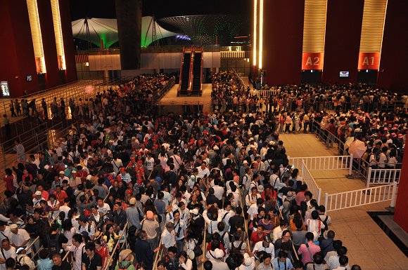 中国馆下排队的人群.jpg