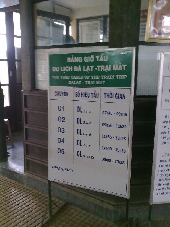 100723-大叻火车站（还能运营的老火车时刻表）.jpg