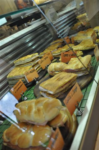 意大利有很多夹着吃的面包.jpg