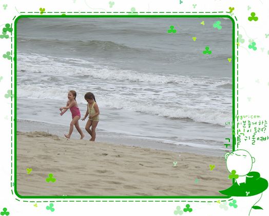 沙滩边的外国小孩.jpg
