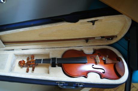 二分之一小提琴和谱架，200元.JPG