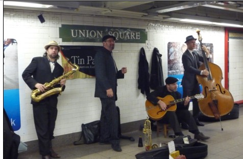 地铁里卖艺人这几个唱的不错.jpg