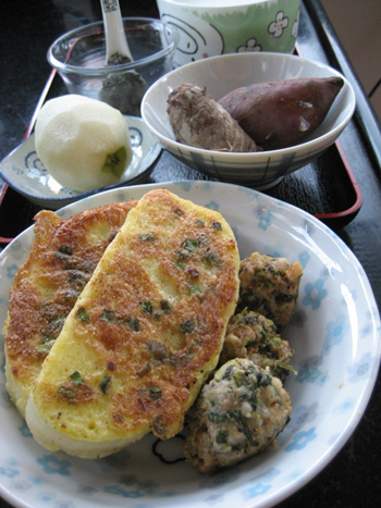 鸡蛋煎馒头+荠菜香菇肉圆+山芋芋艿+梨+芝麻核桃粉+牛奶.jpg