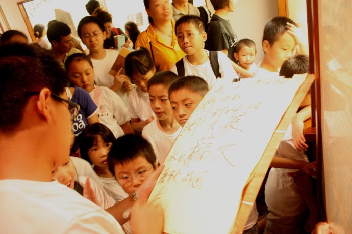 上海博物馆内钱老师为学员讲解书法知识2.jpg